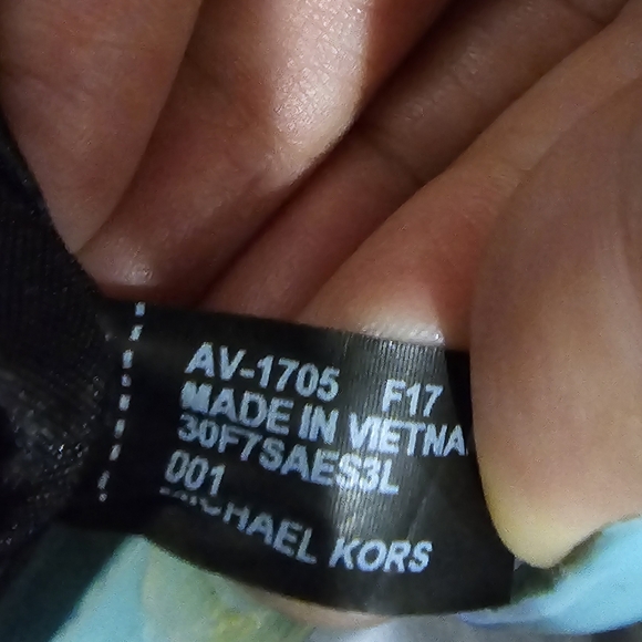 Michael kors black like new two way bag looks amazing - Picture 8 of 8